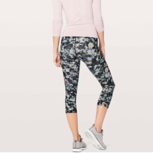 🎉 HOST PICK 🎉 Lululemon, Speed Up Crop *21”, Spring Bloom Multi, Sz 6 - Picture 3 of 11
